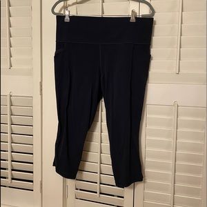 VGUC Athleta Salutation Stash Capri leggings